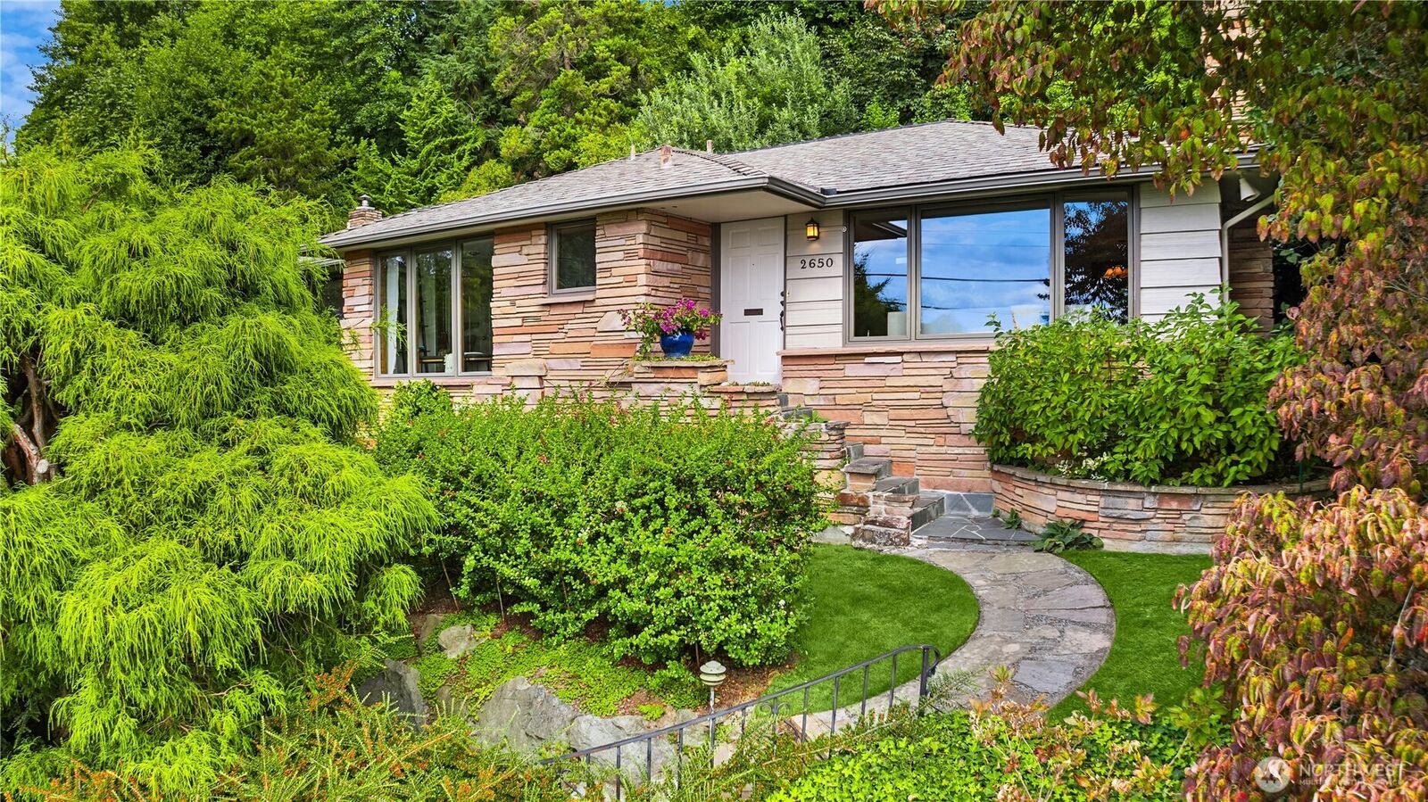 Property Photo:  2650  Perkins Lane  W  WA 98199 