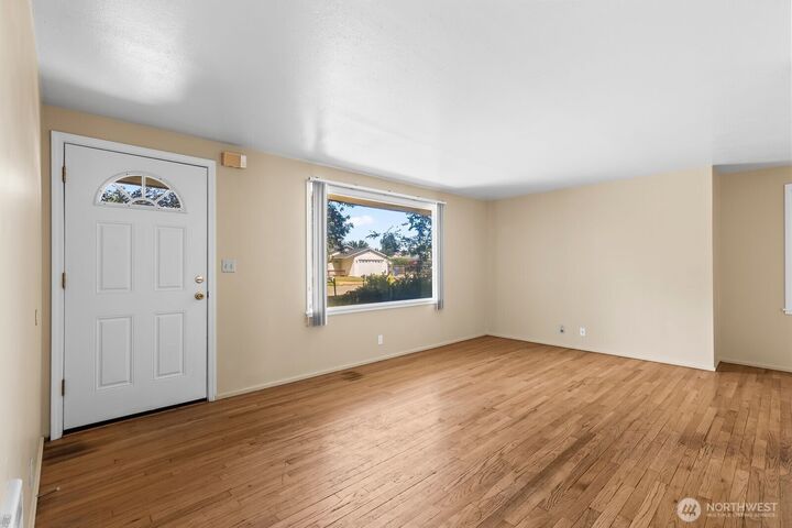 Property Photo: 704 E Hobert Avenue WA 98926