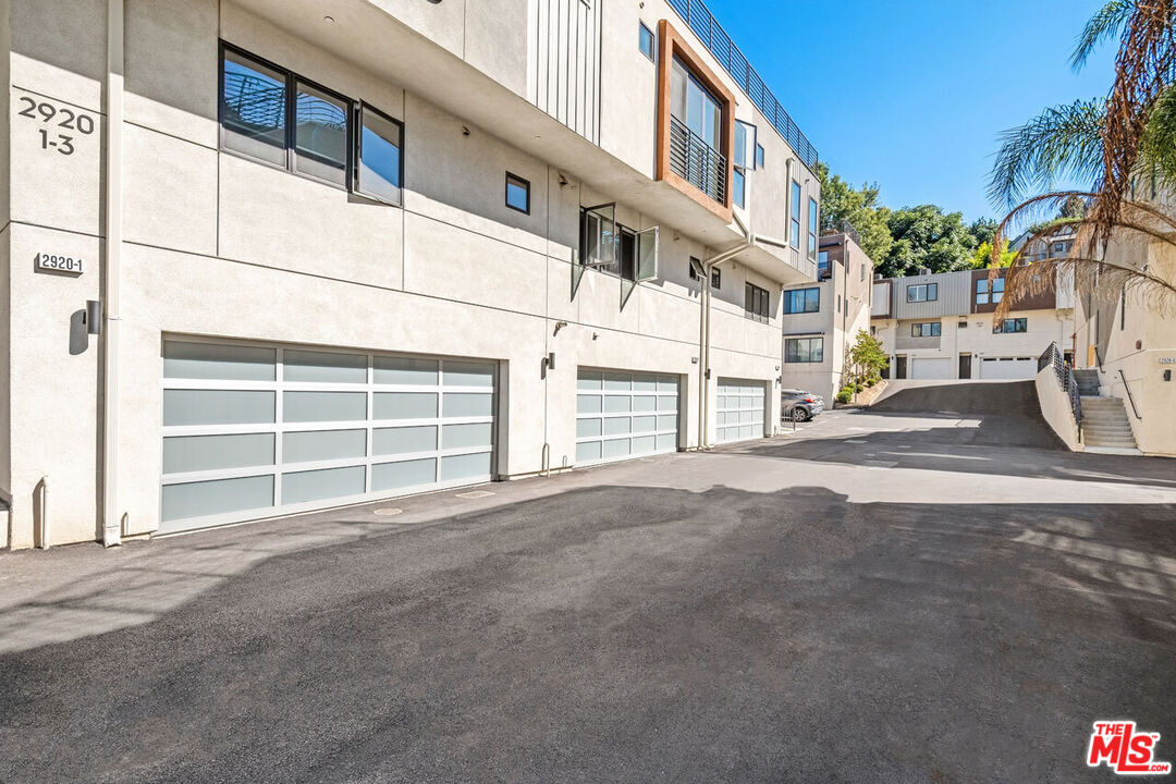 Property Photo:  2920 Rowena Ave  CA 90039 
