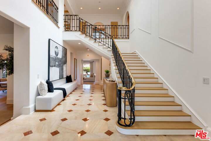 Property Photo:  812 N Bedford Dr  CA 90210 
