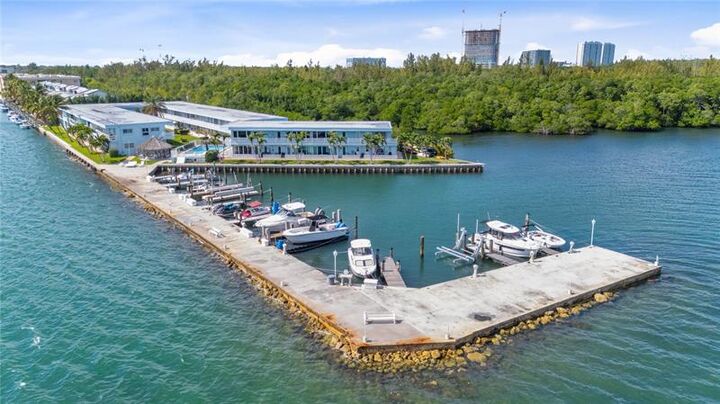 Property Photo: 2700 NE 135 St 34 FL 33181