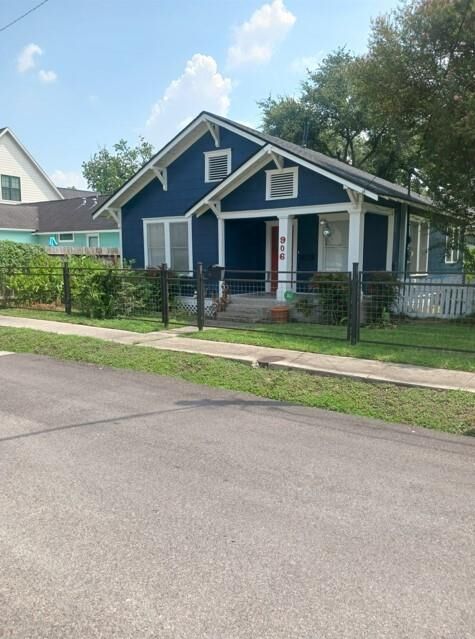 Property Photo:  906 E 24th Street  TX 77009 