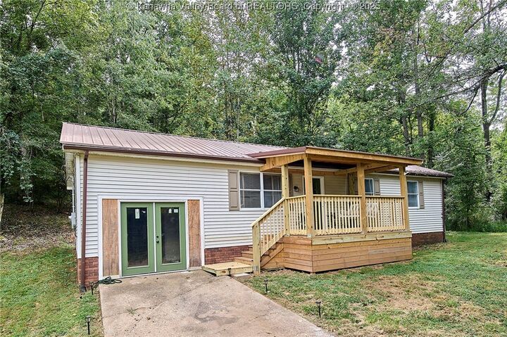 Property Photo:  5018 Elmhaven Circle  WV 25313 