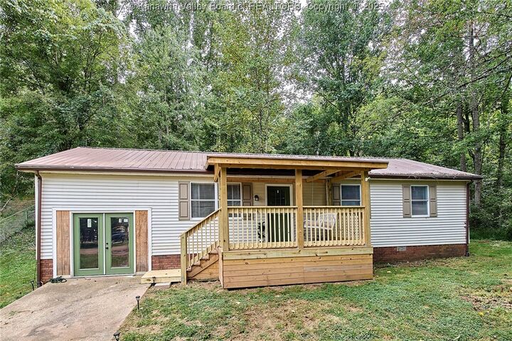 Property Photo: 5018 Elmhaven Circle WV 25313