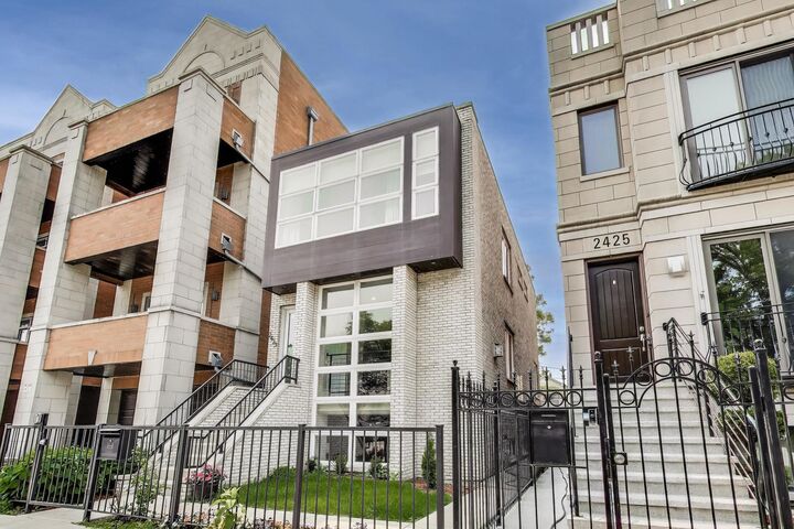 Property Photo:  2423 W Erie Street  IL 60612 