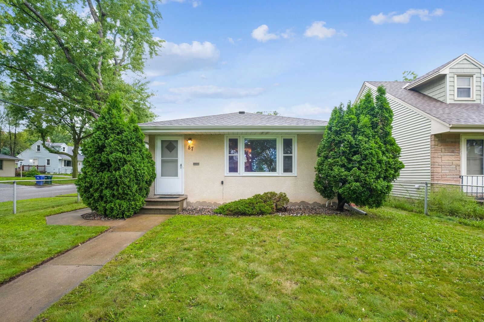 Property Photo:  87 Hoyt Avenue W  MN 55117 