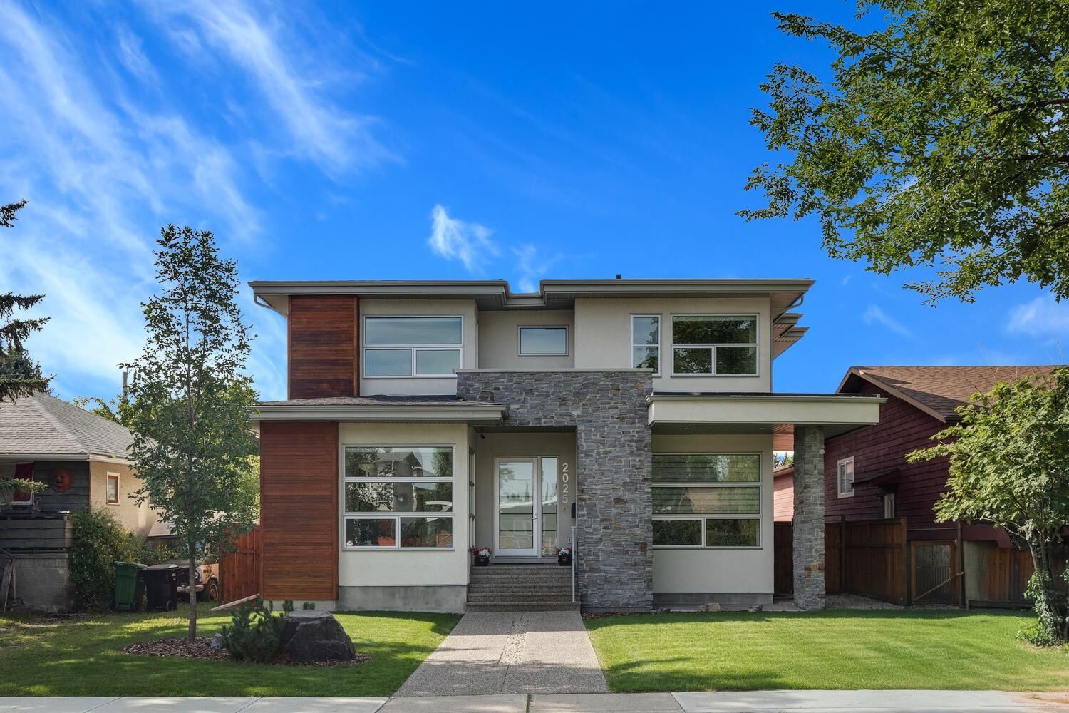 Property Photo:  2025 51 Avenue SW  AB T3E 1J7 