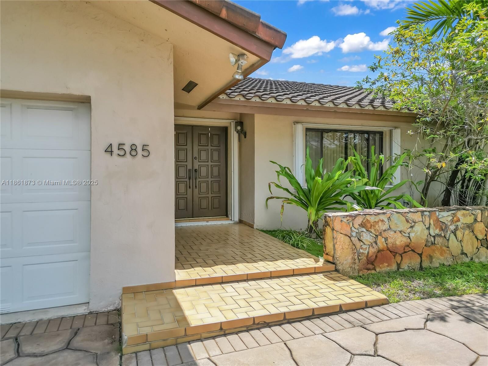 Property Photo: 4585 SW 87th Ave FL 33165