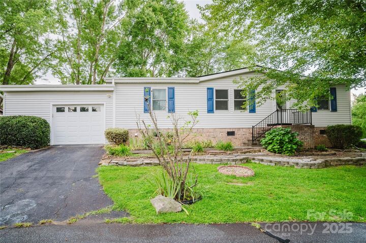 Property Photo: 402 Deerfield Court NC 28792