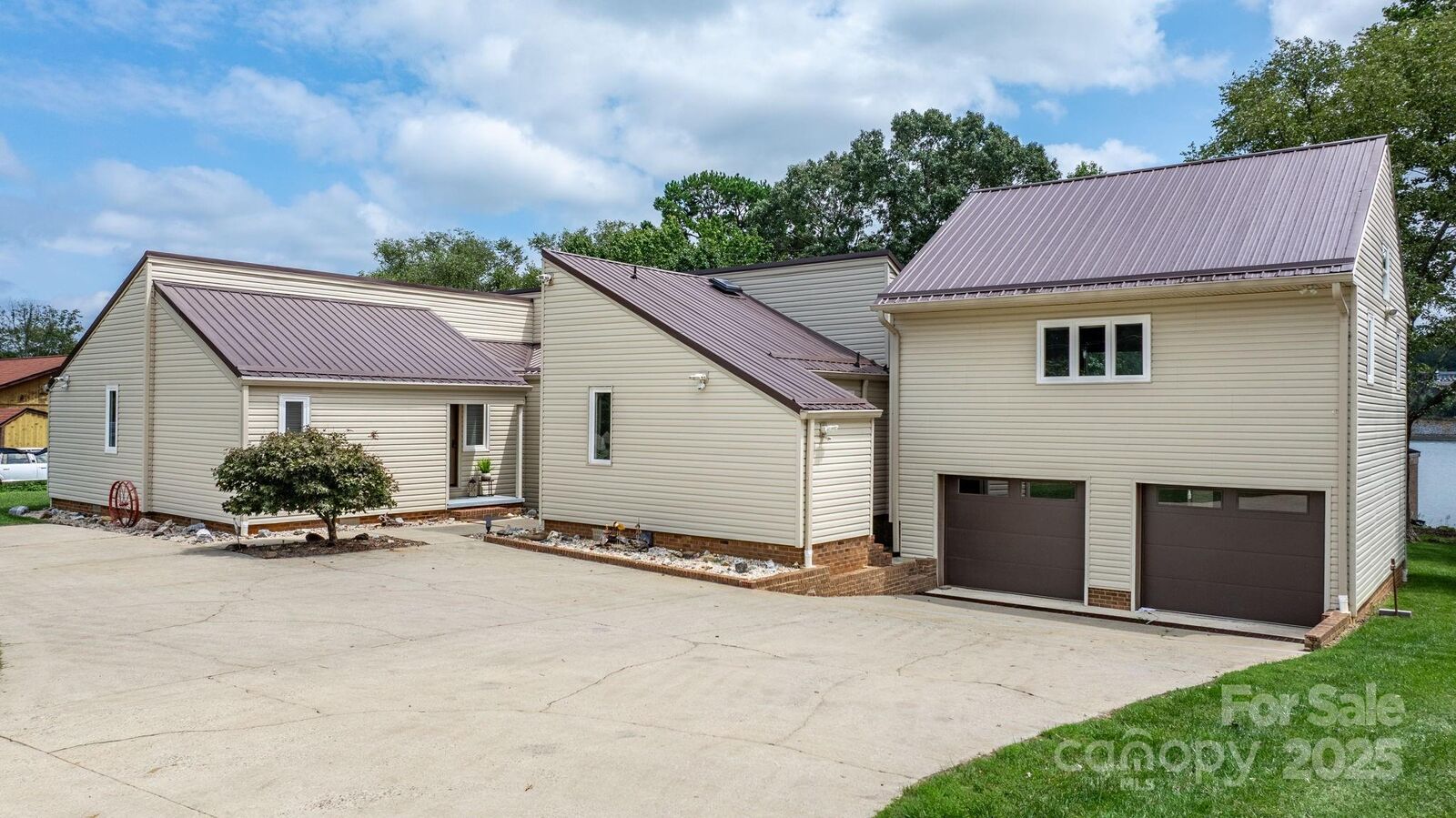 Property Photo:  748 Moretz Court  NC 28601 