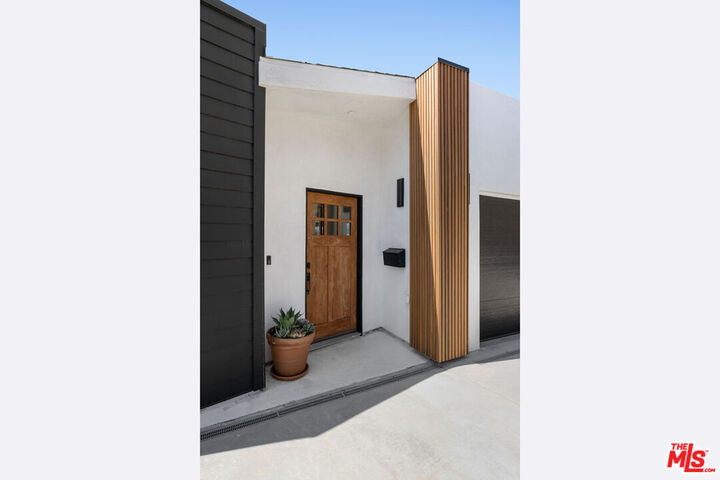 Property Photo:  2391 Yorkshire Dr  CA 90065 