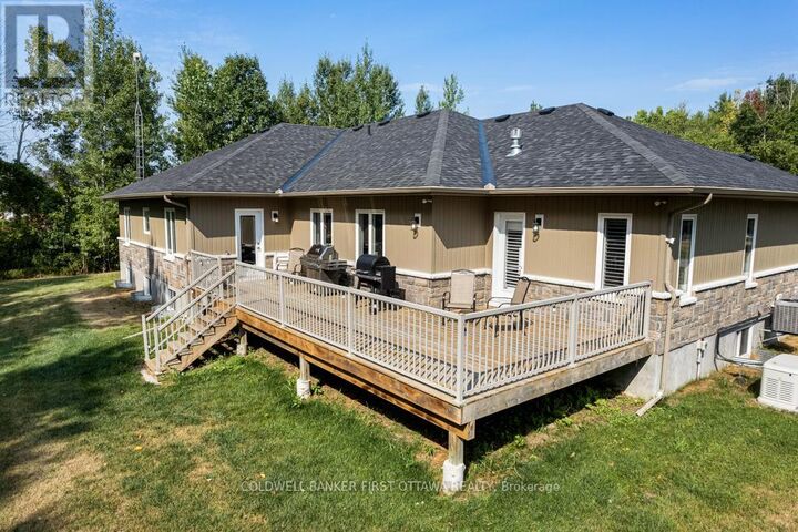 Property Photo: 22 Rideau Crossing Crescent ON K0G 1J0