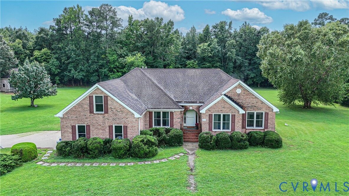Property Photo: 212 Rountree Crescent VA 23434