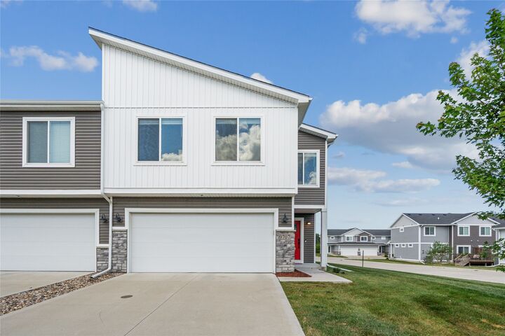 9707 Crowning Drive  West Des Moines IA 50266 photo