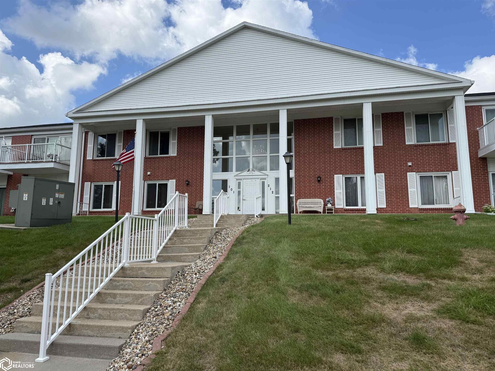 Property Photo: 514 E Olive Street 203 IA 50158