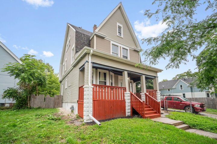 Property Photo: 2724 W Meinecke Ave WI 53210