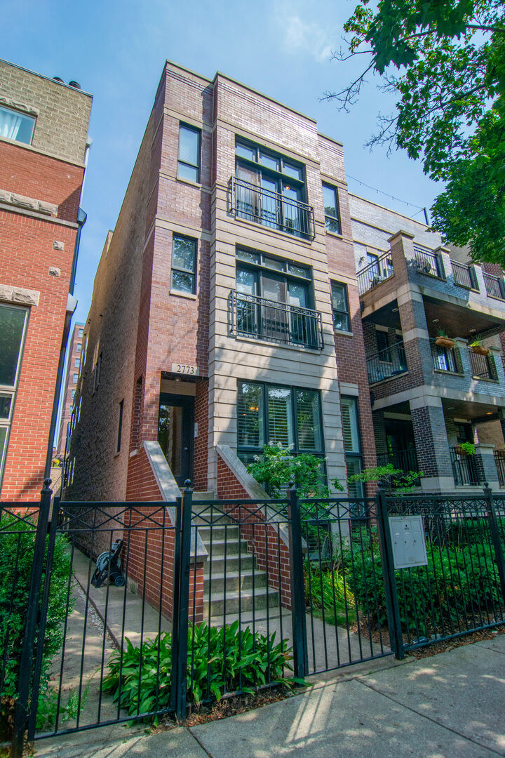 Property Photo: 2773 N Kenmore Avenue 1 IL 60614