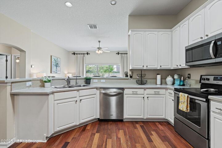 Property Photo: 1532 Summerdown Way FL 32259