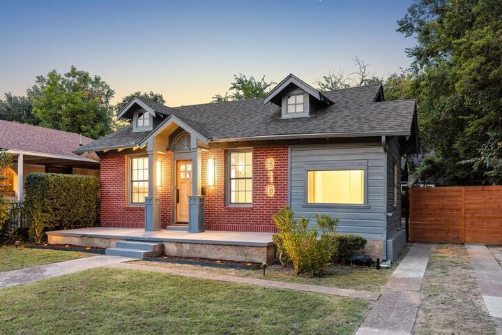 Property Photo:  810 S Montclair Avenue  TX 75208 