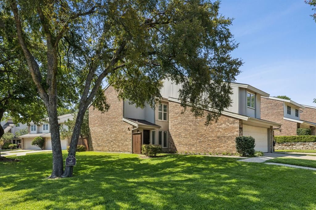 Property Photo: 2912 Woodcroft TX 75006