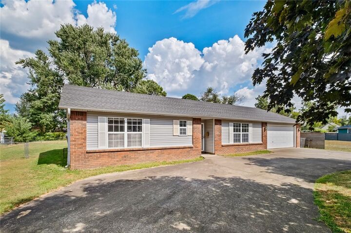 Property Photo:  210 NW G Street  AR 72712 