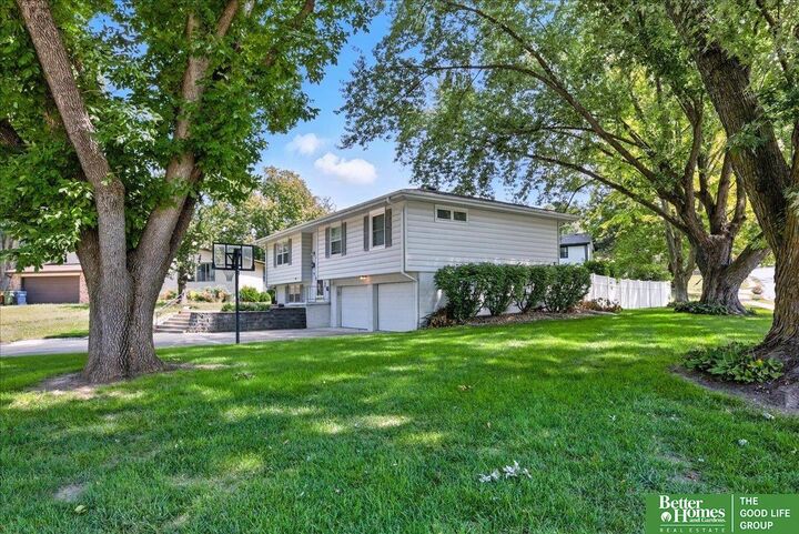 Property Photo: 101 N Kings Circle NE 68005