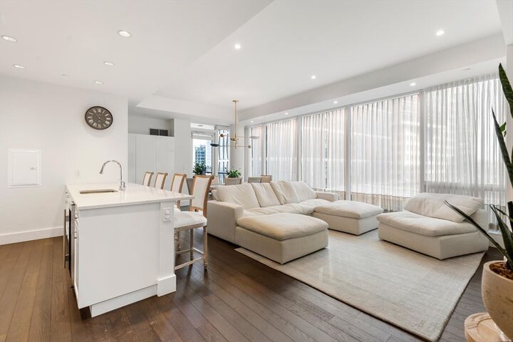 Property Photo:  22 Liberty Dr 9H  MA 02210 