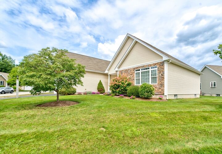 Property Photo:  10 Dunrobin Cir 10  MA 01844 