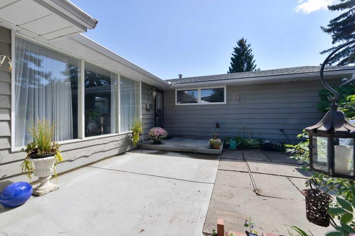 Property Photo: 6424 Laurentian Way SW AB T3E 5N1