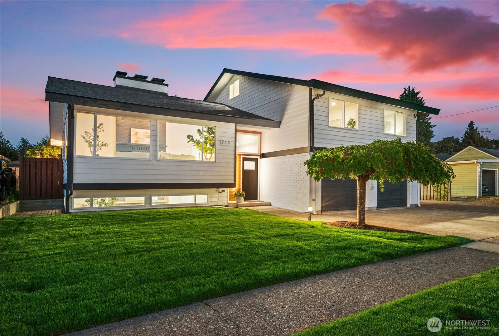 Property Photo:  714  High Avenue S  WA 98057 