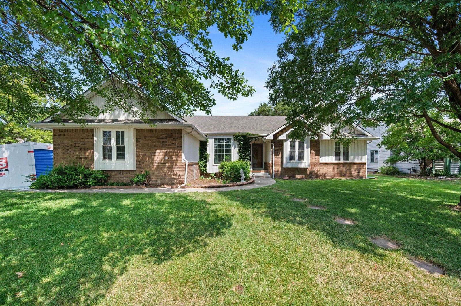 Property Photo: 1318 N Manchester Ct KS 67212