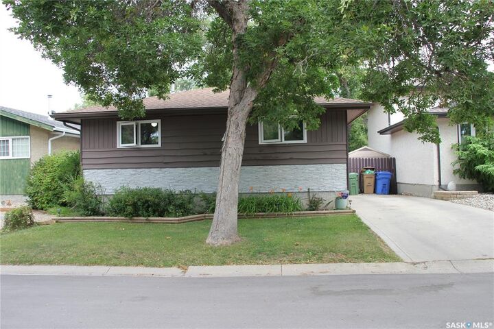 Property Photo:  915 Rowell Crescent N  SK S4X 2A5 