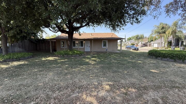 Property Photo:  705 W Walnut Avenue  CA 93277 