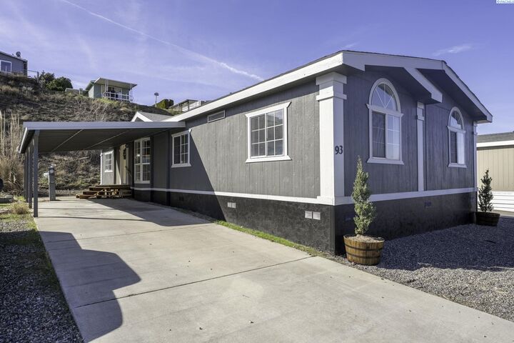 Property Photo: 93 Ridgecliff Drive WA 99352