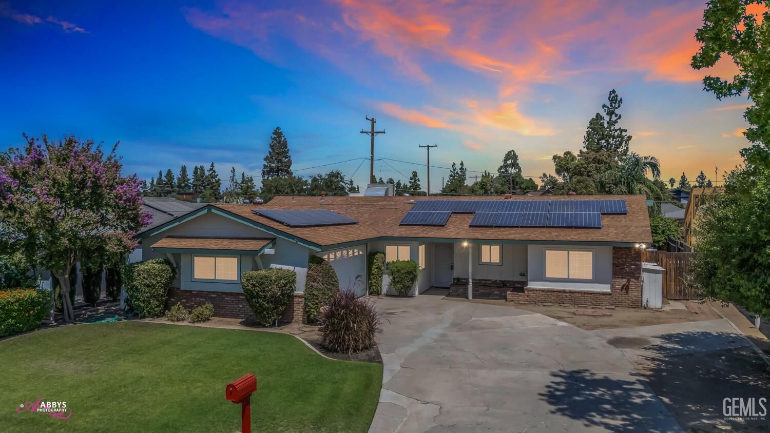 Property Photo: 4812 Surrey Lane CA 93309