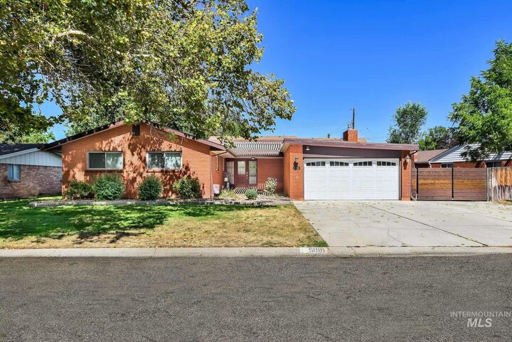 Property Photo:  5816 W Poplar Dr  ID 83704-7633 