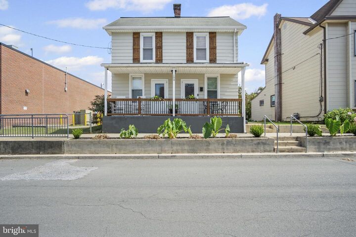 Property Photo:  104 N Locust Street  PA 17078 