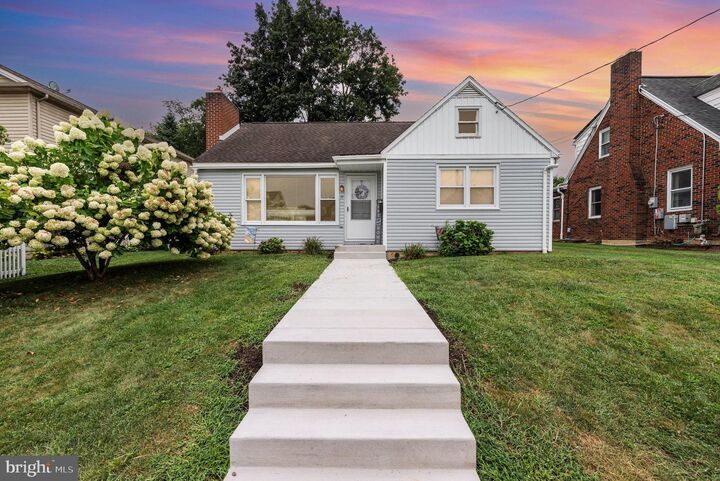 19 W Maplewood Avenue  Mechanicsburg PA 17055 photo