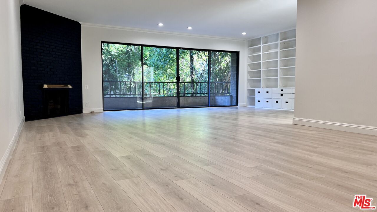 Property Photo:  1124 N Kings Rd  CA 90069 
