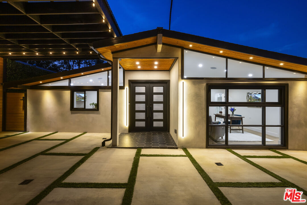 Property Photo:  22263 Flanco Rd  CA 91364 