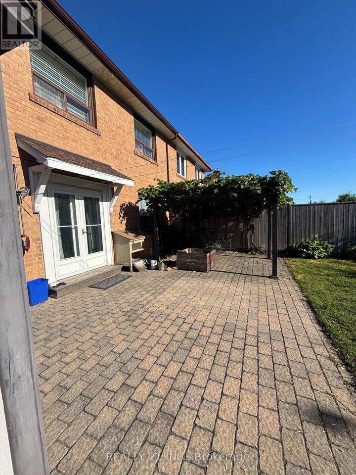 Photo de la propriété: 18 Whitbread Crescent ON M3L 2A7