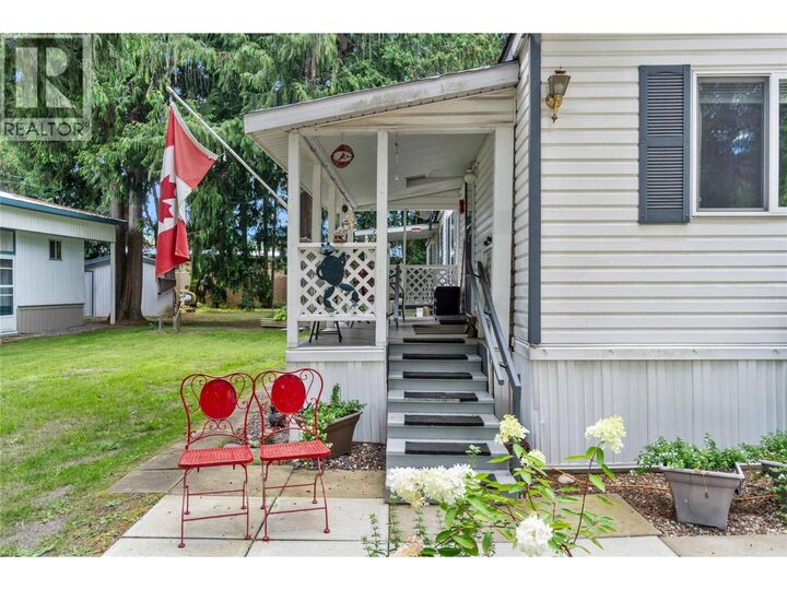 Property Photo:  5161 63 Avenue Northeast 2  BC V0E 1K0 