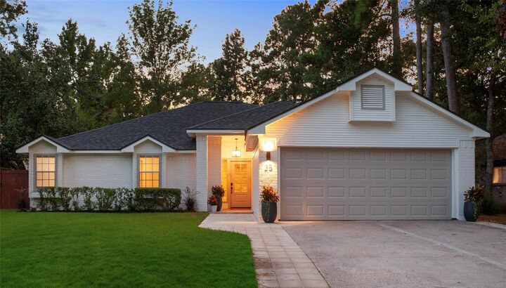 Property Photo: 35 Woodelves Place TX 77381