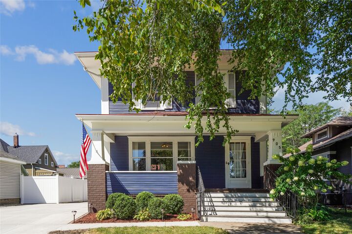 Property Photo: 905 E First Street IA 50219
