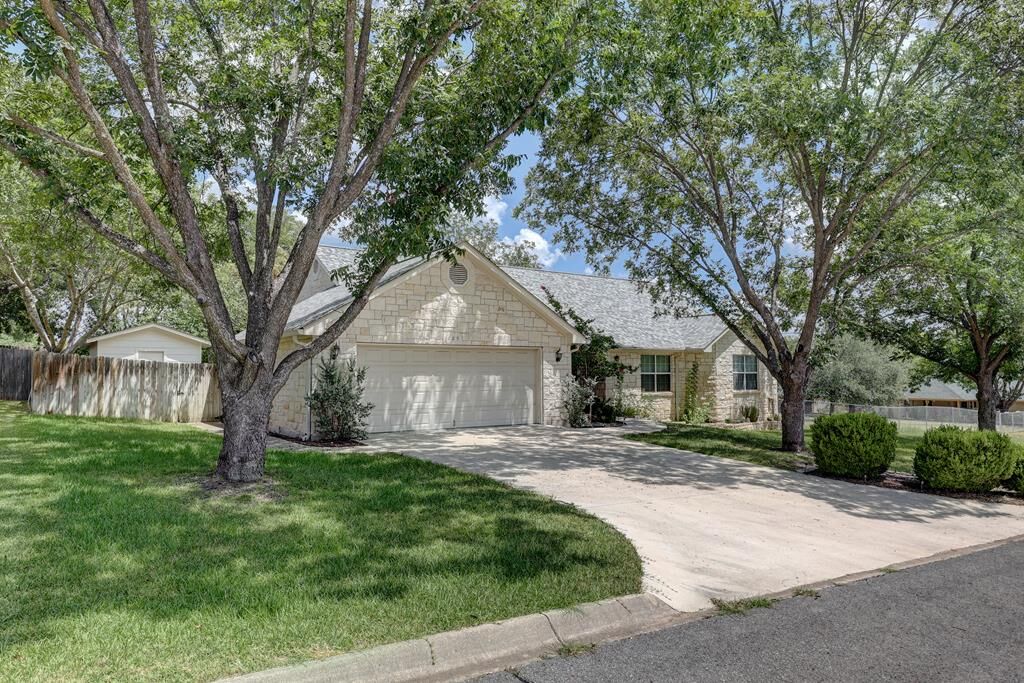 Property Photo:  205 Red Oak Lane  TX 78025 