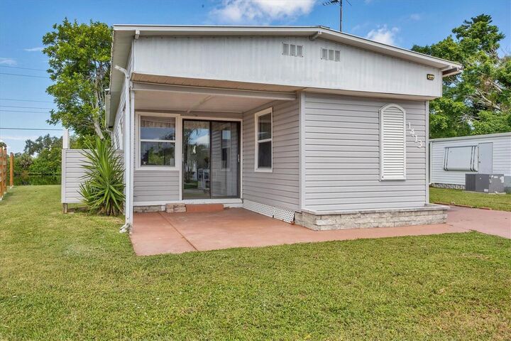 Property Photo: 1413 41st Avenue E FL 34222