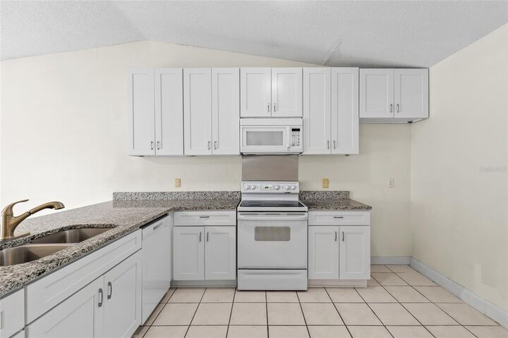 Property Photo: 5898 Sagunto Street FL 32807