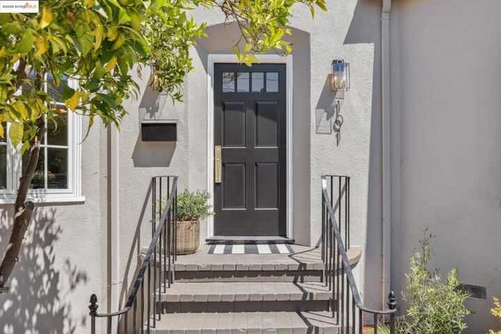 Property Photo: 101 Palm Dr CA 94610