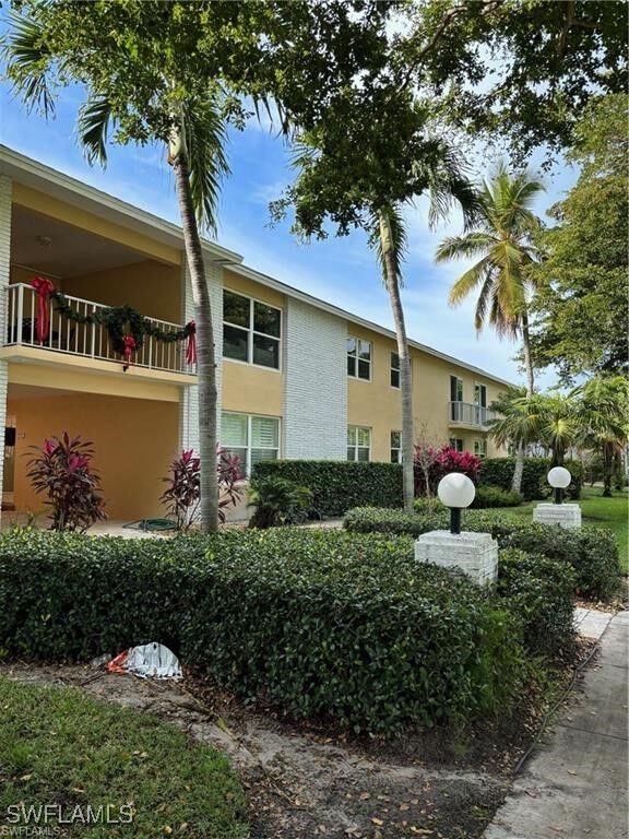 Property Photo:  546 Broad Avenue S 546  FL 34102 