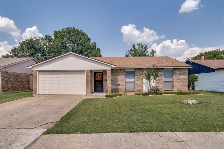 Property Photo: 512 Woodcrest Way TX 75126